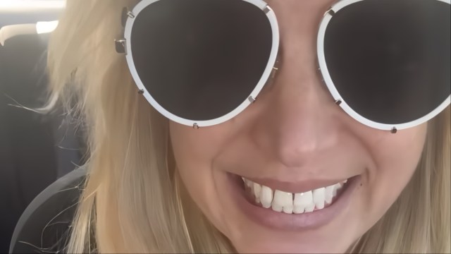 Britney Spears Grooves para a música de Justin Timberlake em String Bikini