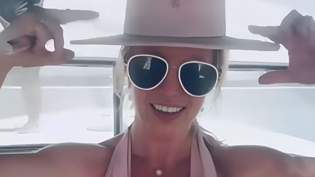 Britney Spears exibe seu corpo em um maiô de corte lateral