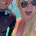 Britney Spears mostra emoção enquanto ela dança para a música de Justin Timberlake enquanto está em um iate
