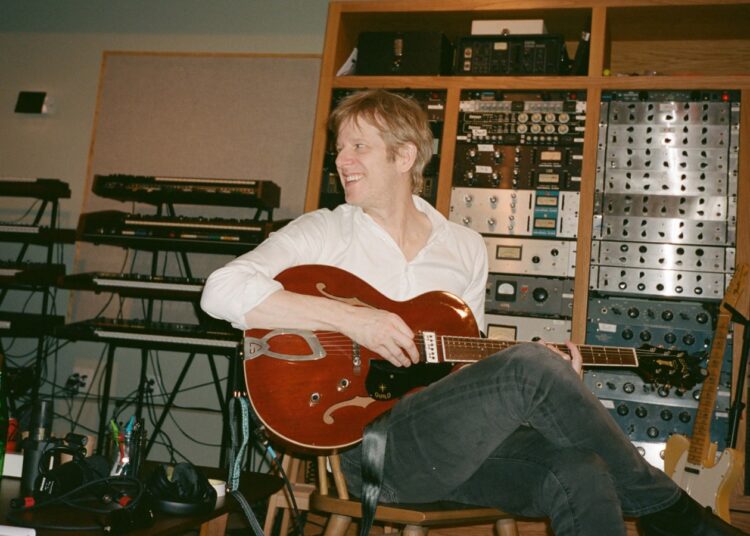 Britt Daniel de Spoon fala de novas músicas, próximo álbum, Conhecendo McCartney