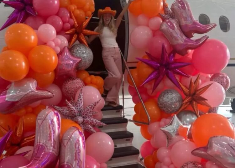 Brittany Mahomes comemora o 30º aniversário com uma festa de avião particular