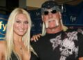 Brooke Hogan lembra Hulk Hogan passeando com ela pelo corredor na TV