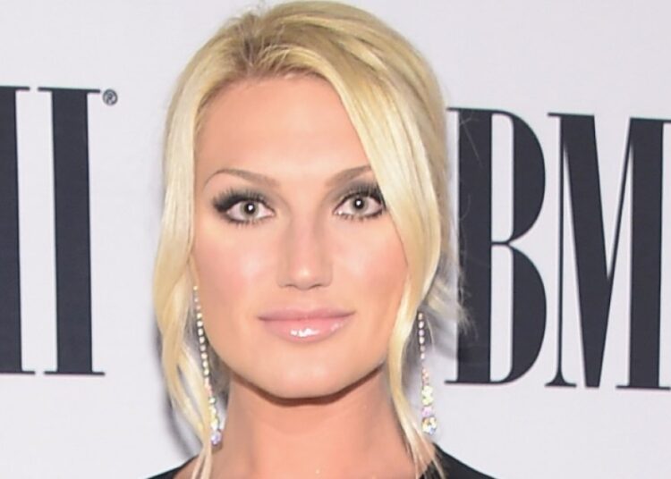 Brooke Hogan vê o corpo do pai Hulk Hogan semanas após sua morte