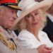 Câmeras pegam o rei Charles e a rainha Camilla dirigindo para a igreja