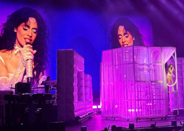 Camila Cabello cobre 'Torn' de Natalie Imbruglia em Melbourne