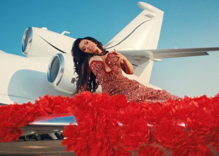 Cardi B compartilha o vídeo da nova música Jay-Z-Sampling "Imaginary Playerz": Assista