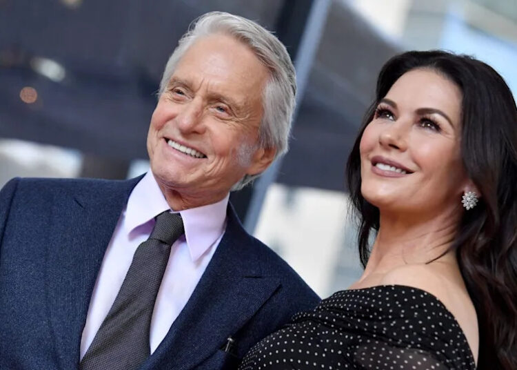 Catherine Zeta-Jones acabou de fechar os rumores de divórcio em meio a grandes celebrações com Michael Douglas