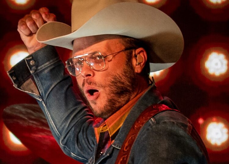 Charley Crockett mostra o álbum de um dólar por dia no Palácio de Nashville