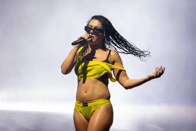 Charli XCX diz tchau para 'pirralho' com mensagem enigmática
