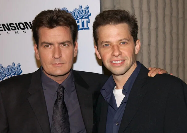 Charlie Sheen admite que 'acendeu o fusível' que surpreendeu sua vida à medida que o passado turbulento ressurge