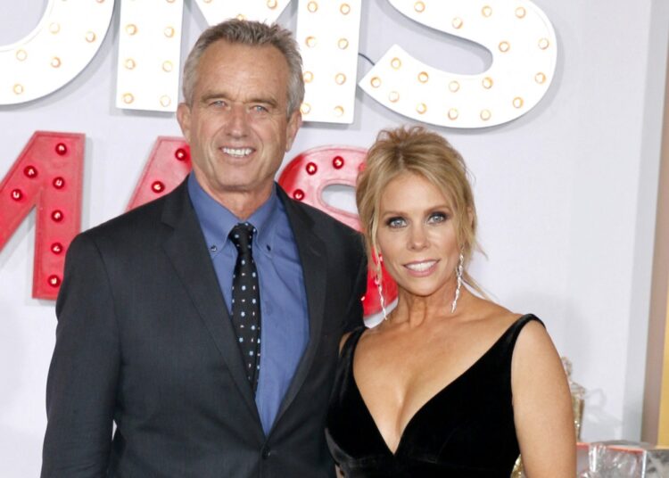Cheryl Hines diz que não há 'ponto' passando por 'todos os rumores' depois do escândalo de caso do marido RFK Jr.