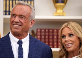 Cheryl Hines é questionado sobre o casamento com RFK Jr. e seu suposto escândalo de sexting