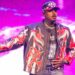 Chris Brown surpreende os fãs adolescentes e sua mãe com carro novo e US $ 10.000 em dinheiro