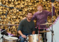 Chris Hemsworth está 'pensando em voz alta' como o baterista de Ed Sheeran no trailer 'Limitless'
