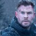 Chris Hemsworth revela um abdômen impressionante em fotos e fãs sem camisa estão perdendo