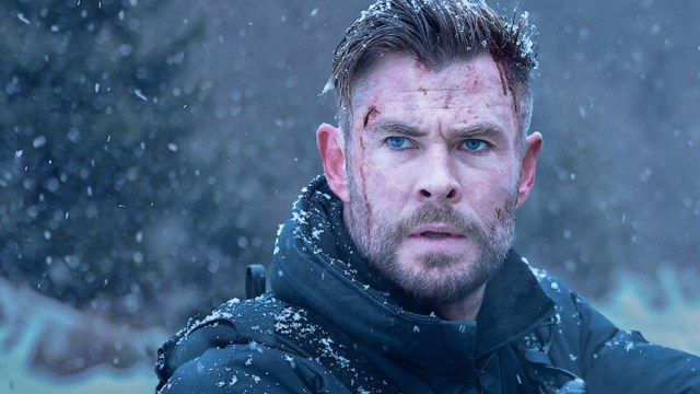Chris Hemsworth revela um abdômen impressionante em fotos e fãs sem camisa estão perdendo