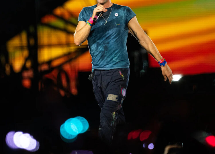 Chris Martin precisa de 'verificações de segurança' antes de ajudar nas propostas nos shows após o drama de astrônomo