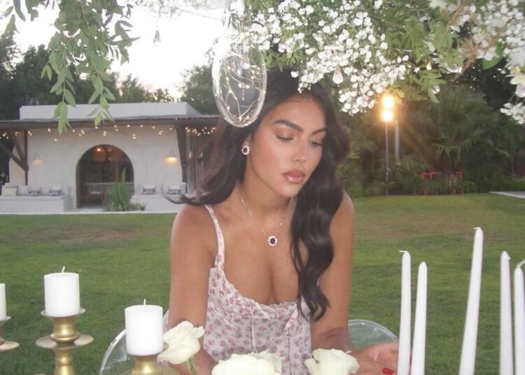 Georgina Rodriguez parece um vestido floral em seu compromisso.jpeg