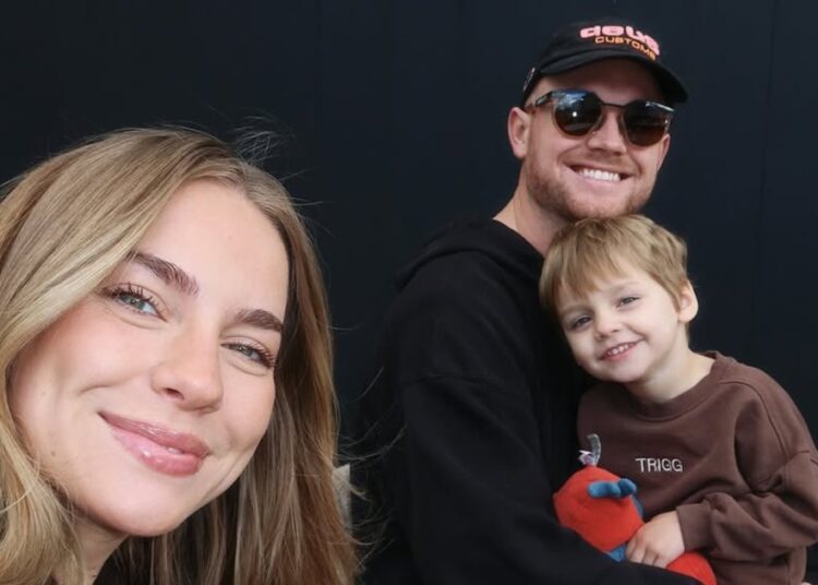 Como o marido de Emilie Kiser supostamente percebeu que o filho caiu na piscina