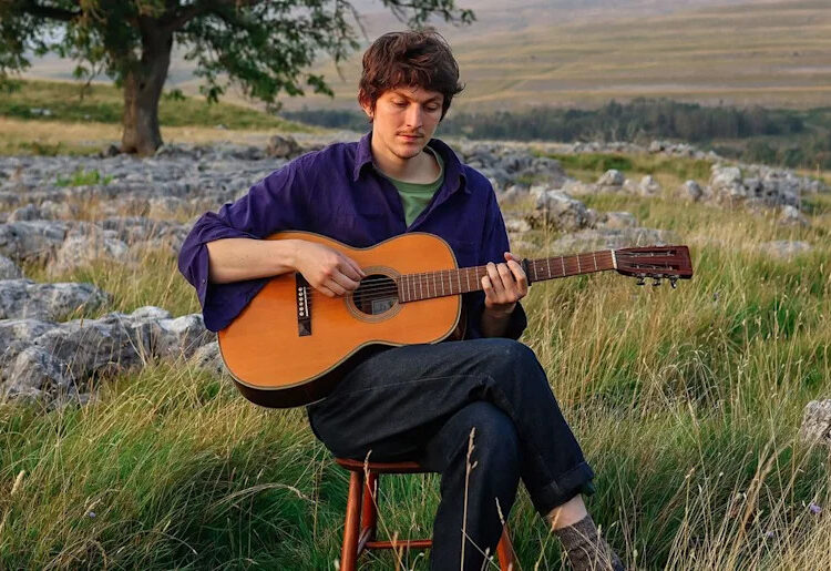 Como sete anos de busking e influência de Nick Drake foram a criação do novo herói da guitarra folclórico da Inglaterra, Chris Brain