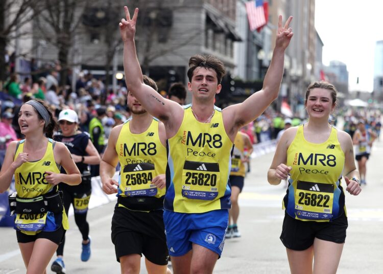 Henry Richard correu a maratona de Boston em 2024 com três amigos em apoio ao Team MR8.