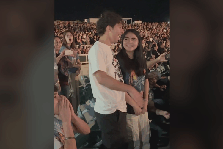Def Leppard ajuda o casal de Albuquerque com a revelação de gênero no show