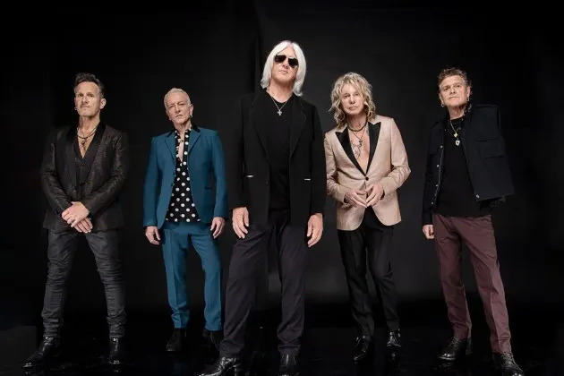 Def Leppard hits 'derramar um pouco de açúcar em mim' como 'agt' elimina sete competidores: assista