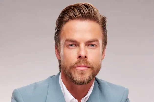 Derek Hough nomeado anfitrião de 'Extra', substituindo Billy Bush