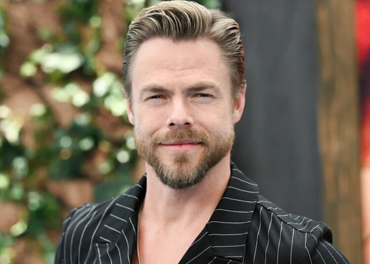 Derek Hough venceu esses dois grandes nomes para se tornar um novo host 'extra'