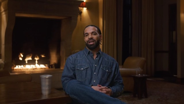 Drake revela qual co-estrela de Degrassi foi um de seus 'primeiros beijos'