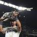 Eddie Vedder de Pearl Jam testa o novo troféu de guitarra MLB