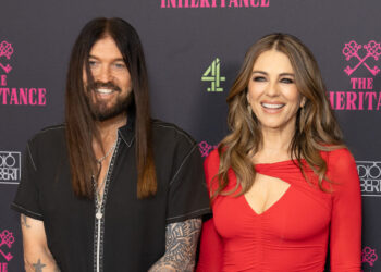 Elizabeth Hurley e Billy Ray Cyrus são "muito sérios", considerando a adoção de uma criança juntos - a Globe Magazine
