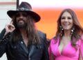 Elizabeth Hurley é 'a melhor coisa que aconteceu' com Billy Ray Cyrus: 'Ela está endireitando -o' - Star Magazine