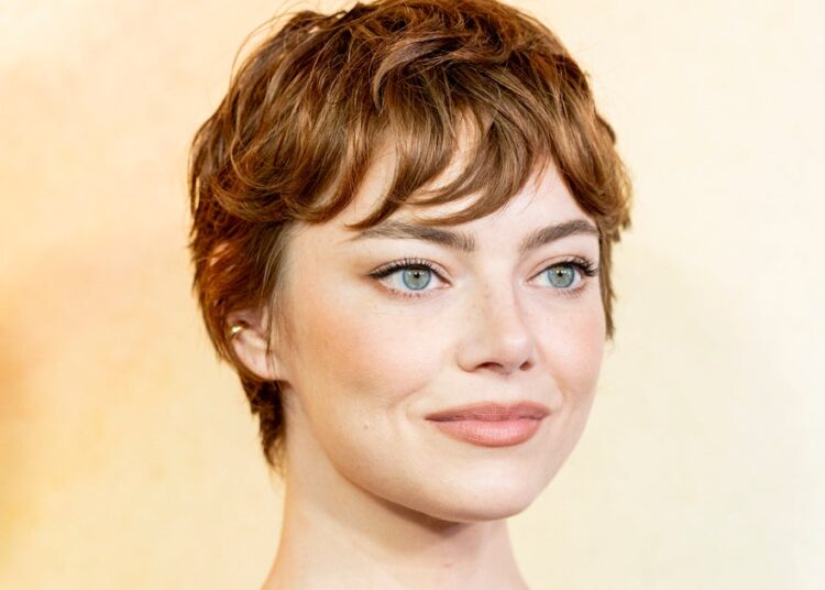 Emma Stone compartilha o impacto do figurino no filme 'The Favorite'