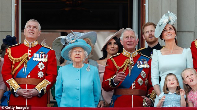 Especialista da linguagem corporal revela o motivo pelo qual Meghan Moment 'Girl' de Meghan foi filmado 'rindo' da princesa Charlotte não é tudo o que parece