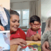 Essas mães se tornaram virais por suas brincadeiras hilárias de canto em crianças