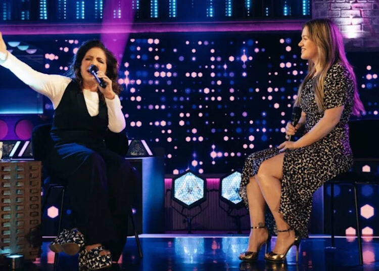 Eu sabia que Kelly Clarkson dueta com Gloria Estefan soaria incrível, mas o olhar em seu rosto é minha parte favorita