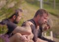 Os veteranos do Navy Seal trabalham através de seu trauma psicológico duradouro no novo documentário, "Em ondas e guerra."