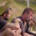 Os veteranos do Navy Seal trabalham através de seu trauma psicológico duradouro no novo documentário, "Em ondas e guerra."