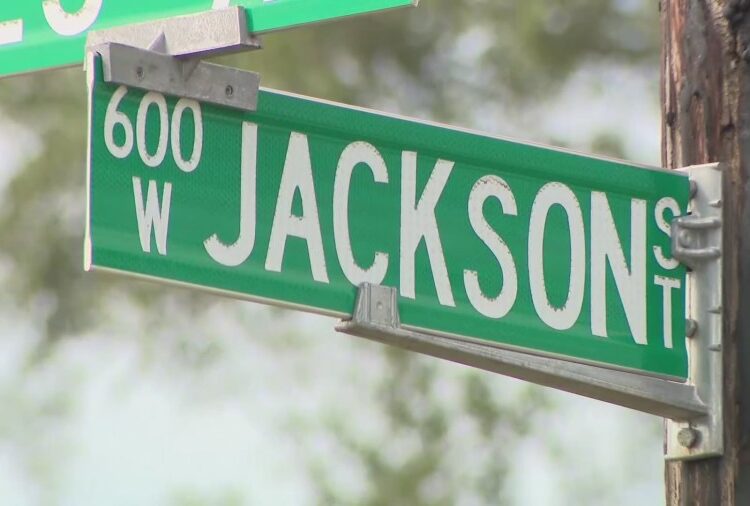 Fãs de todo o mundo se reúnem perto da casa de infância de Michael Jackson para homenagem ao aniversário