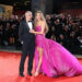 George Clooney caminha no festival de cinema de Veneza no tapete vermelho com a esposa Amal depois de pular eventos anteriores devido a doenças