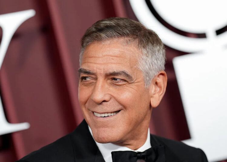 George Clooney diz que 'tocar a si mesmo' é 'difícil de fazer' 'chama' Jay Kelly 'co-estrela Adam Sandler' Ator Soulful '