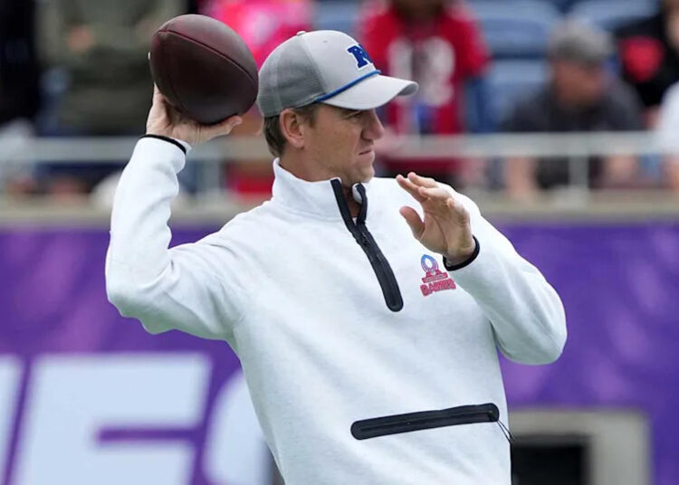 Glen Powell, Eli Manning Grace Magazine Capa para Chad Powers