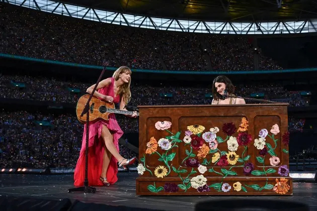 Gracie Abrams faz uma pausa no show da Cidade do México para gritar Taylor Swift pelo noivado: 'Grande parabéns a Taylor'