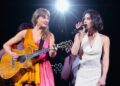 Gracie Abrams interrompe o concerto para celebrar o engajamento de Taylor Swift