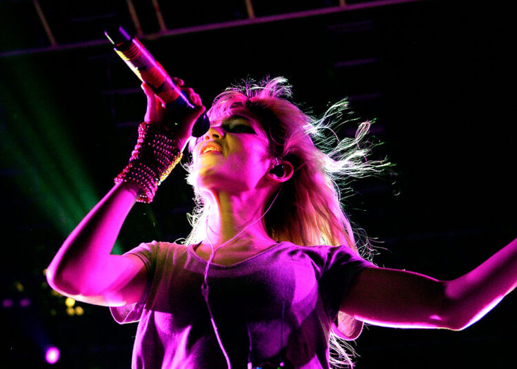 Grimes se divide do DJ Anyma, exceto na dupla, para lançar novas músicas, apesar do rompimento