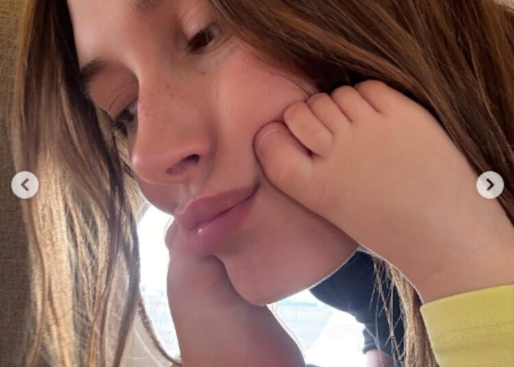 Hailey Bieber compartilha foto adorável de brincar com o filho Jack Blues Bieber