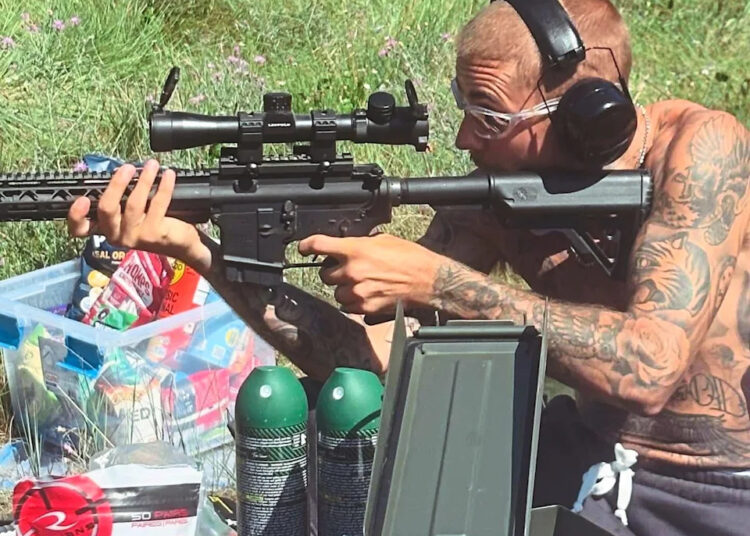 Hailey Bieber 'nervoso' pelo novo 'fascínio por armas de fogo' do marido Justin em meio a um comportamento irregular