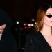 Hailey Bieber usa um minivestido preto de baixo corte até hoje com Justin Bieber