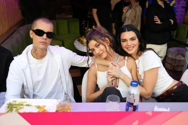 Hailey Bieber zomba da diversão no momento sincero entre Justin e Kendall Jenner